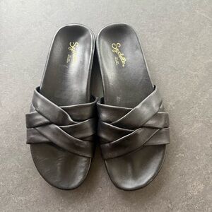 Seychelles women’s Show Me Love slides in black leather. Size 10.